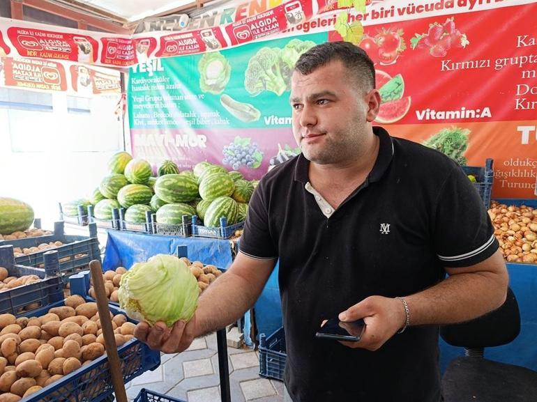 Bekçi, market çırağını darbetti; o anlar kamerada