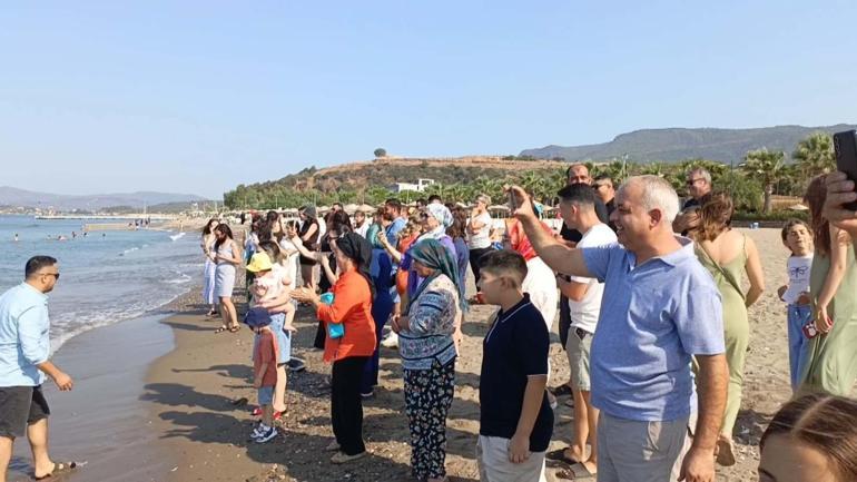 Kına geleneği için davul ve zurna eşliğinde plaja geldiler; damat denize atıldı