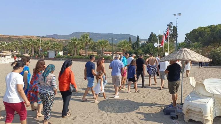 Kına geleneği için davul ve zurna eşliğinde plaja geldiler; damat denize atıldı