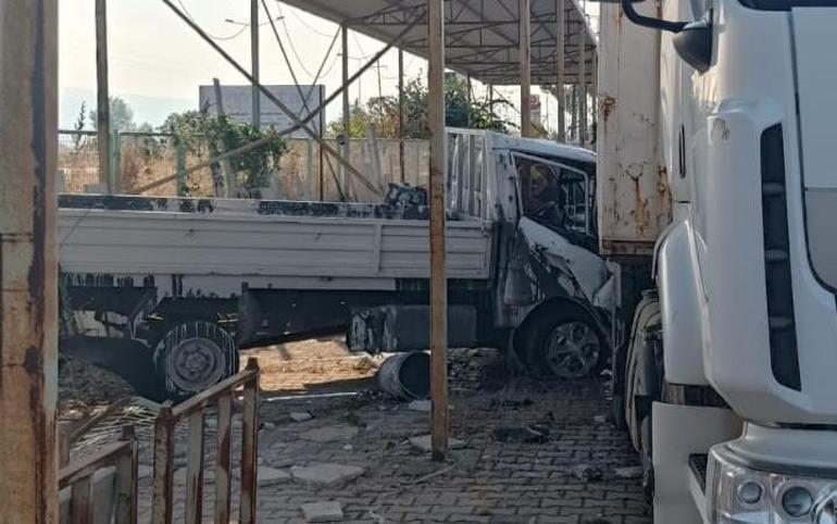 Lastiği patlayan kamyonet, fabrika bahçesindeki TIRa çarptı; 2 yaralı