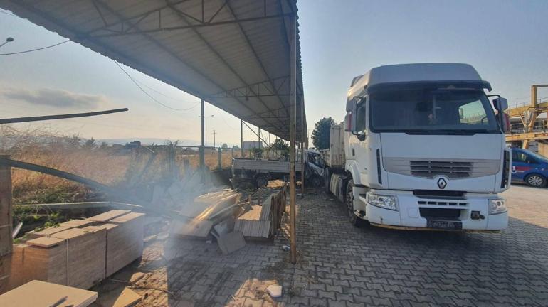 Lastiği patlayan kamyonet, fabrika bahçesindeki TIRa çarptı; 2 yaralı