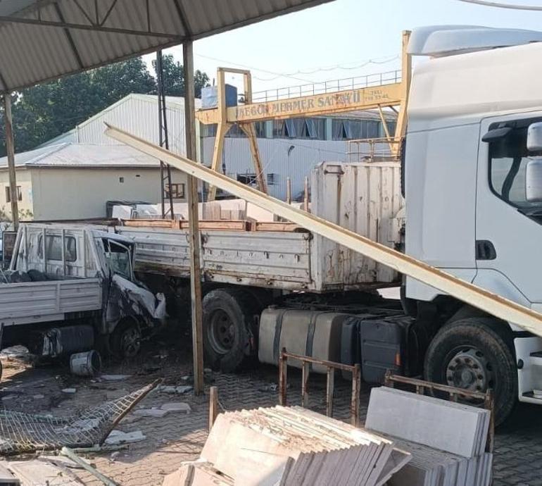 Lastiği patlayan kamyonet, fabrika bahçesindeki TIRa çarptı; 2 yaralı