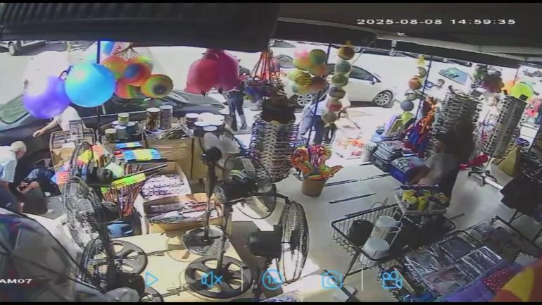 Esenyurt’ta vincin çarptığı otomobil savrularak dede ve torunlarına çarptı