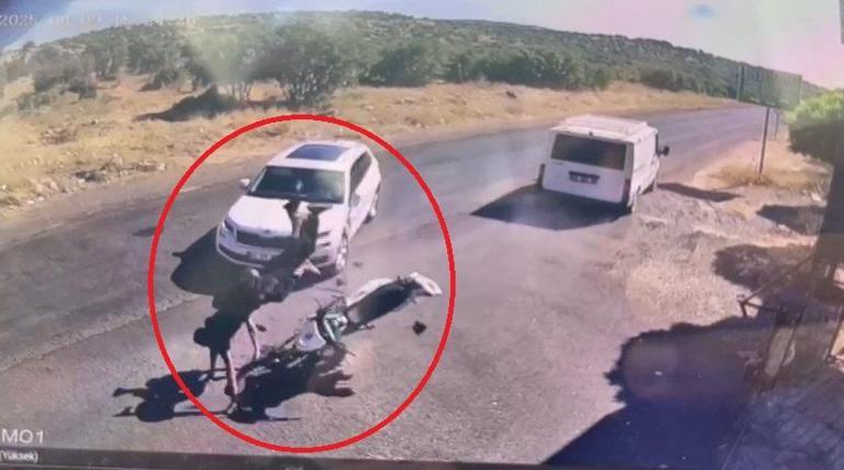 Motosikletin otomobile çarpıştığı kaza kamerada; 2 yaralı