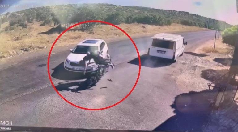 Motosikletin otomobile çarpıştığı kaza kamerada; 2 yaralı