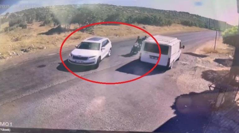 Motosikletin otomobile çarpıştığı kaza kamerada; 2 yaralı