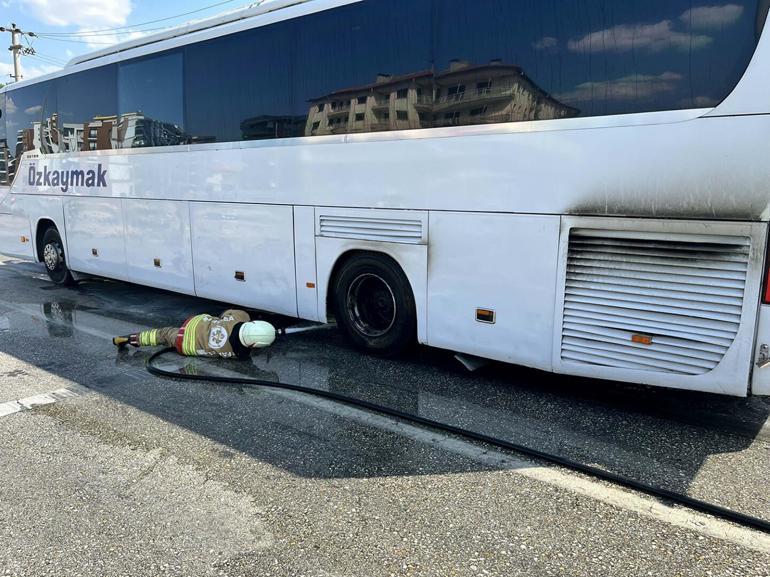 Manisada, seyir halindeki yolcu otobüsü alev aldı