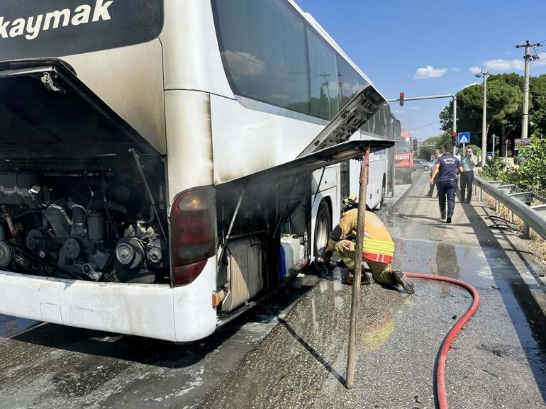 Manisada, seyir halindeki yolcu otobüsü alev aldı