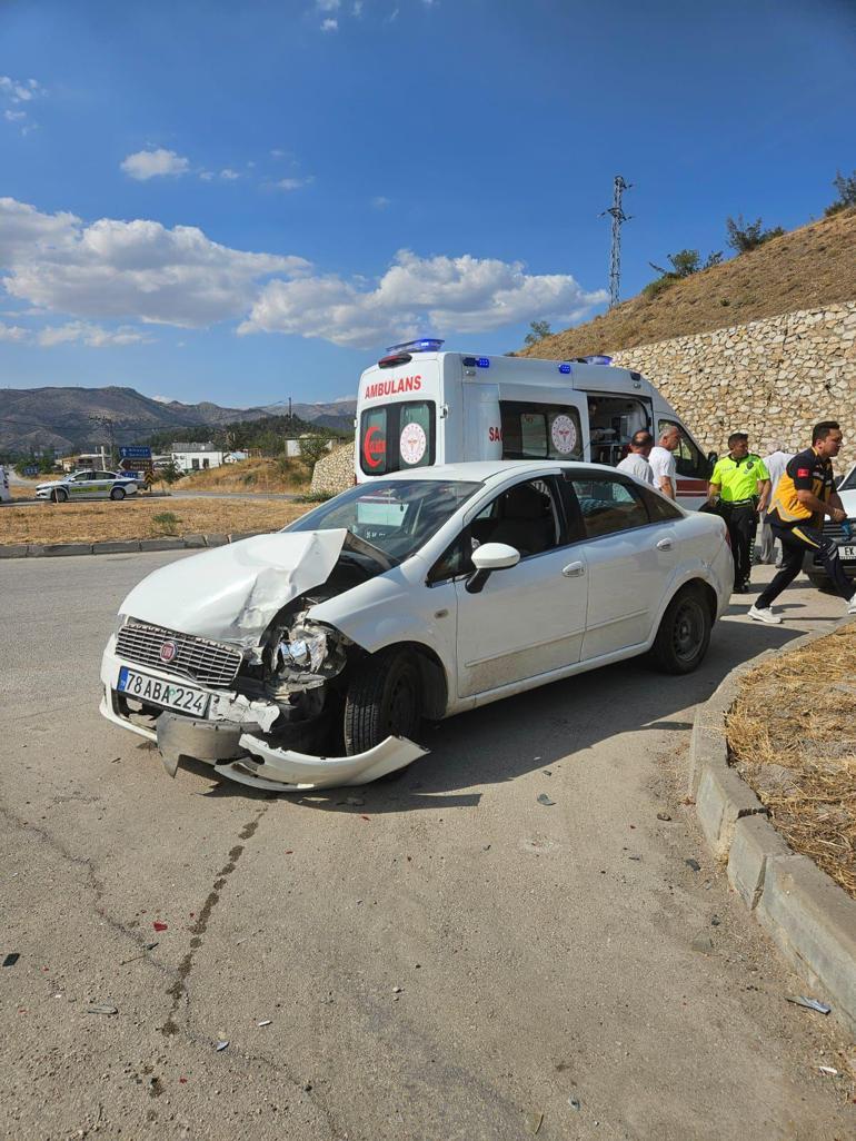 Alkollü sürücünün kullandığı hafif ticari araç ile otomobil çarpıştı; 5 yaralı