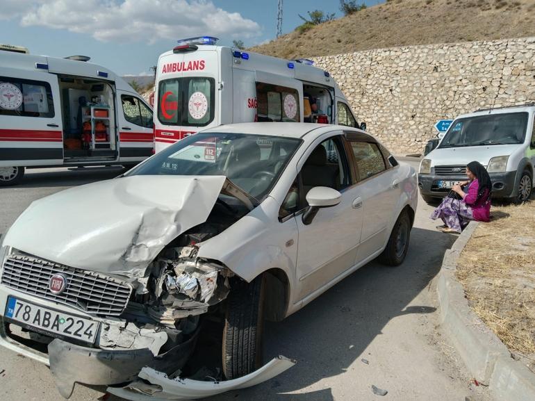 Alkollü sürücünün kullandığı hafif ticari araç ile otomobil çarpıştı; 5 yaralı