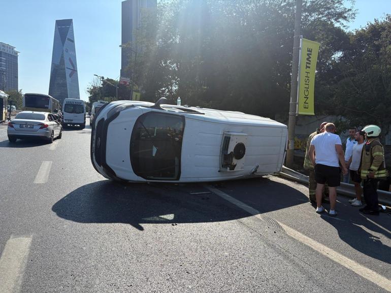 Beşiktaş’ta İETT otobüsü ile çarpışan minibüs devrildi: 1 yaralı