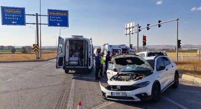 Çorumda hafif ticari araç ile otomobil çarpıştı; 10 kişinin yaralandığı kaza kamerada