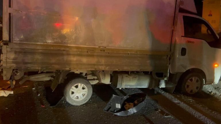 Bayrampaşada hafif ticari araç emniyet şeridinde duran kamyonete çarptı: 1i ağır 3 yaralı