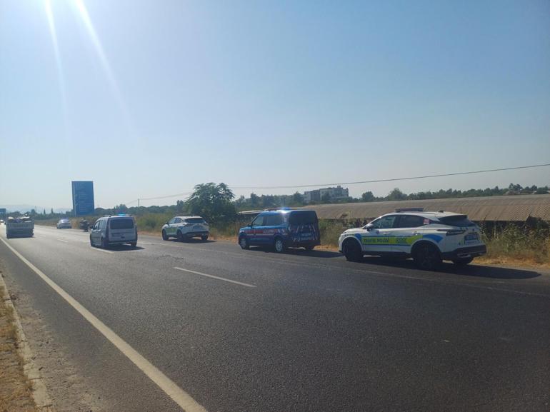 Manisada yolcu otobüsü fabrikanın bahçesine girdi: 3 yaralı