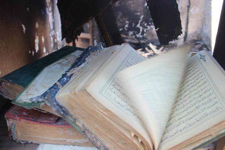 Çanakkale’deki yangında tüm eşyaların yandığı evde Kur’an-ı Kerim zarar görmedi