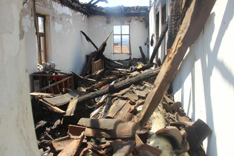 Çanakkale’deki yangında tüm eşyaların yandığı evde Kur’an-ı Kerim zarar görmedi