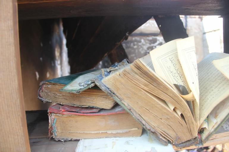 Çanakkale’deki yangında tüm eşyaların yandığı evde Kur’an-ı Kerim zarar görmedi