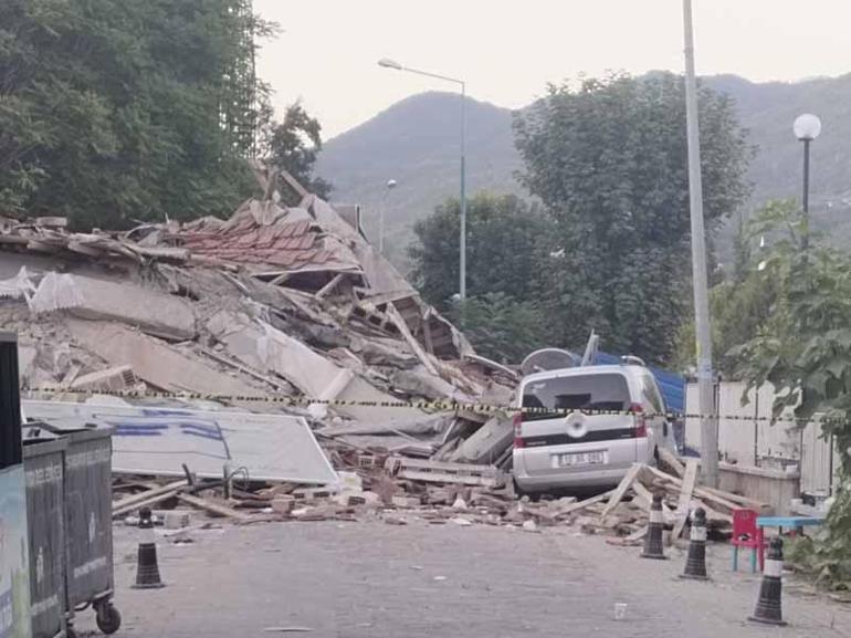 Sındırgı’da 6.1’lik depremde yıkılan ve hasar gören binalar havadan görüntülendi