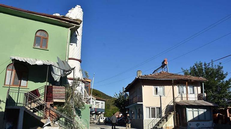 Sındırgı’da 6.1’lik depremde yıkılan ve hasar gören binalar havadan görüntülendi