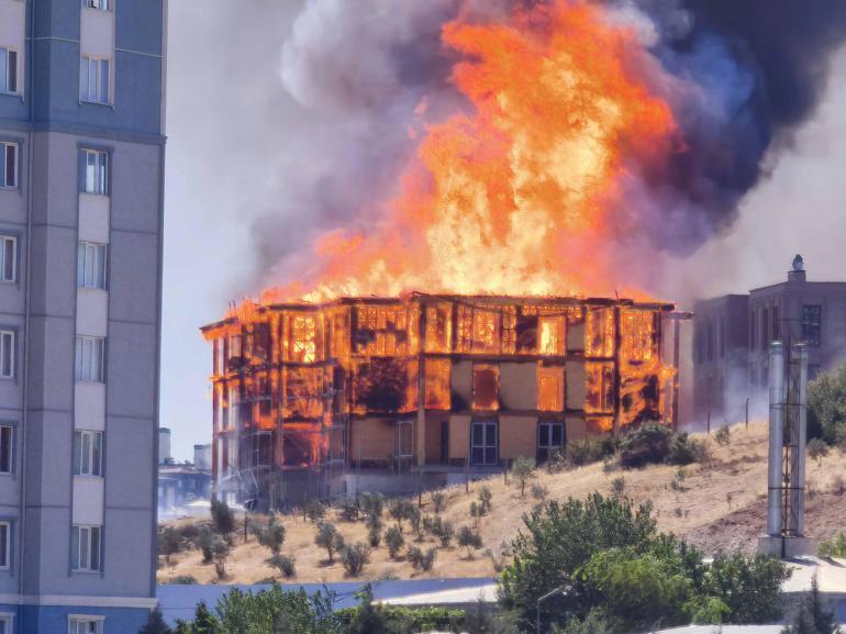 Kahramanmaraşta lojman inşaatında yangın