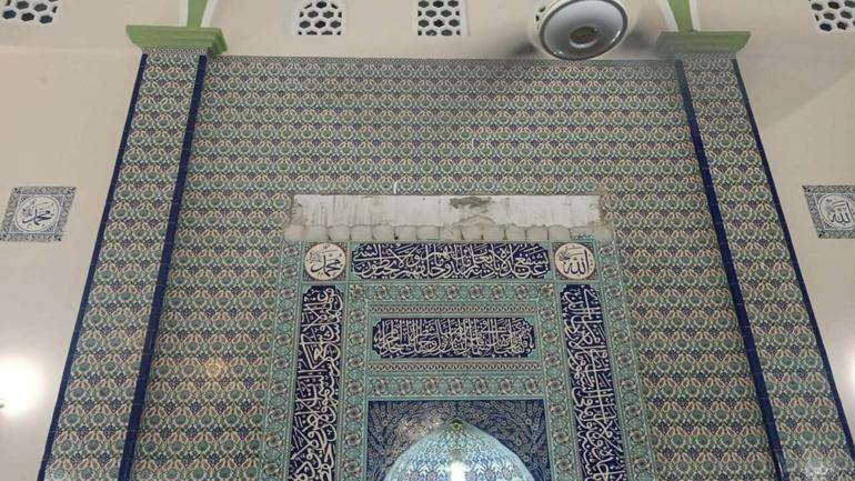 Camide duvardan kopan sıva ve tuğla parçaları üzerlerine düştü: 1 ölü, 1 yaralı