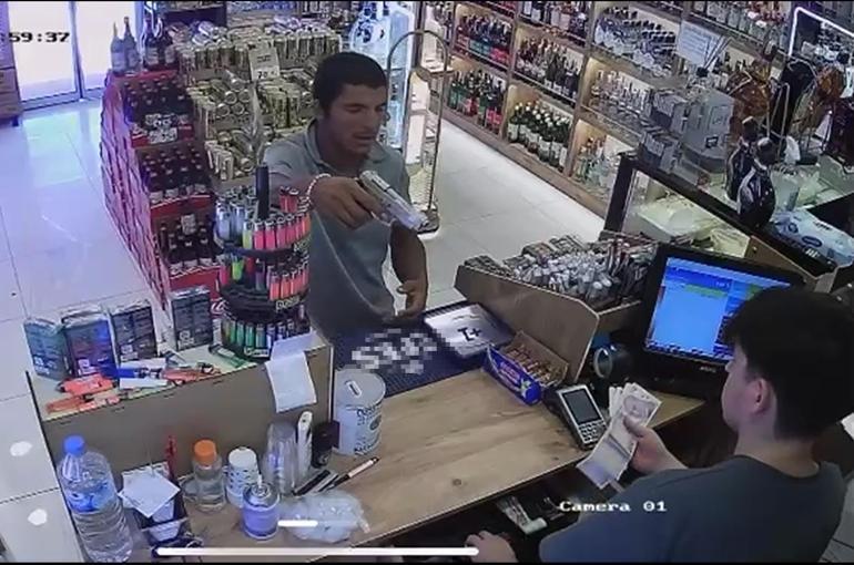 Kurusıkı tabancayla büfe soygunu kamerada