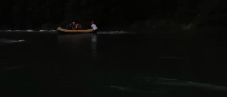 Çayda avlanırken mahsur kalan 2 balıkçı kurtarıldı; o anlar kamerada