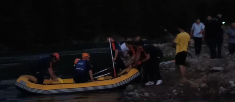 Çayda avlanırken mahsur kalan 2 balıkçı kurtarıldı; o anlar kamerada