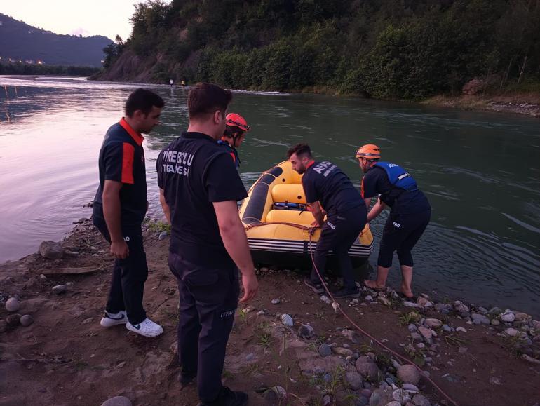 Çayda avlanırken mahsur kalan 2 balıkçı kurtarıldı; o anlar kamerada