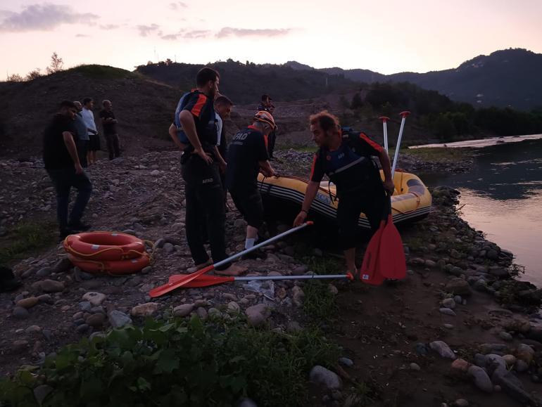 Çayda avlanırken mahsur kalan 2 balıkçı kurtarıldı; o anlar kamerada