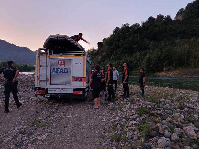 Çayda avlanırken mahsur kalan 2 balıkçı kurtarıldı; o anlar kamerada