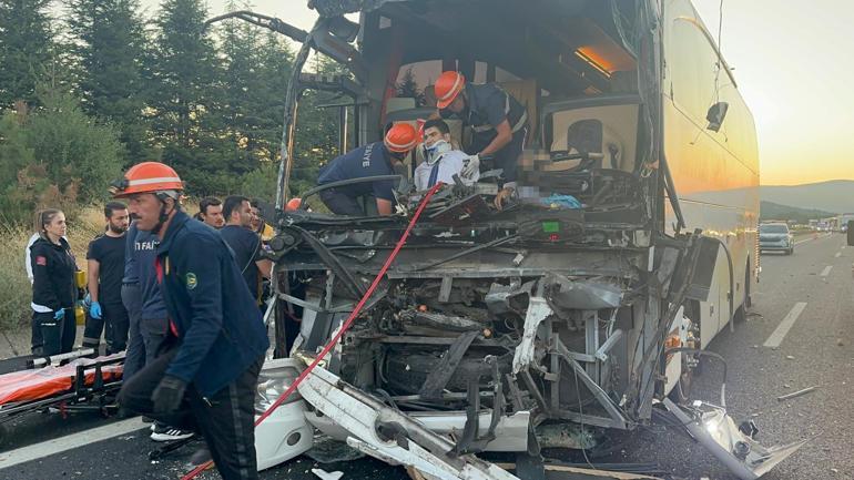 Yolcu otobüsü kamyona çarptı: 1 ölü, 10 yaralı