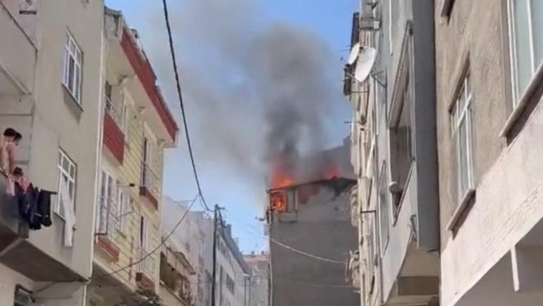 Küçükçekmecede 4 katlı binada yangın