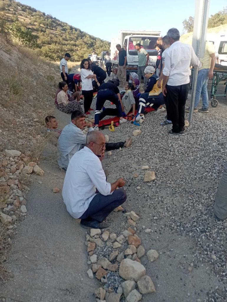 Adıyamanda, tarım işçilerini taşıyan minibüs devrildi: 23 yaralı