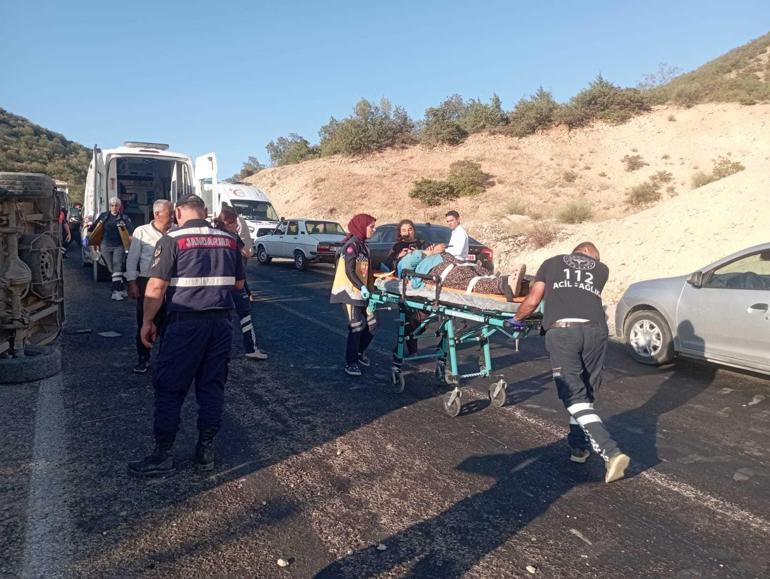 Adıyamanda, tarım işçilerini taşıyan minibüs devrildi: 23 yaralı