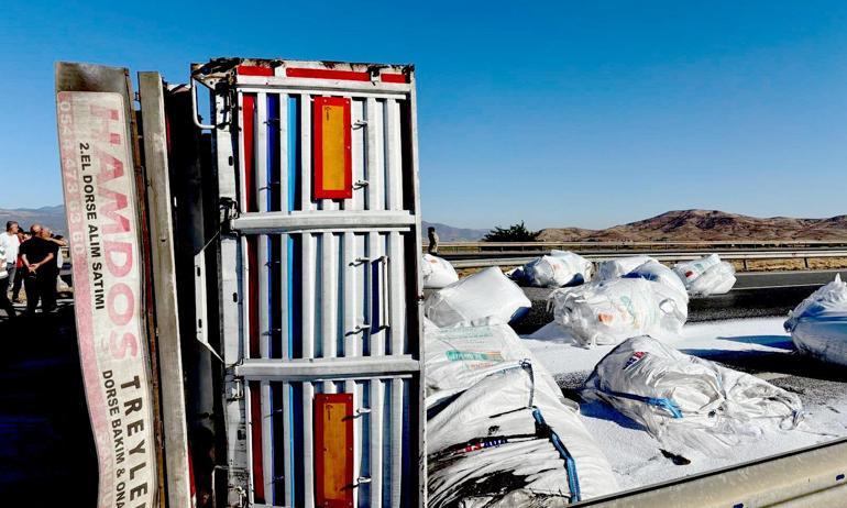 Devrilen TIR’ın şoförü yaralandı, yolda uzun araç kuyruğu oluştu
