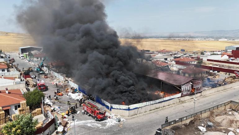 Eskişehir’de fabrikada çıkan yangın, 2 fabrikaya daha sıçradı