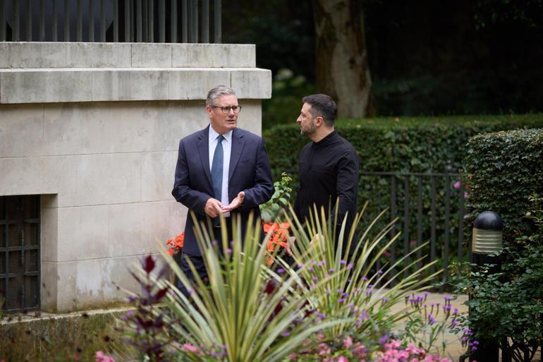 Starmer ve Zelenskiy, İngilterede bir araya geldi