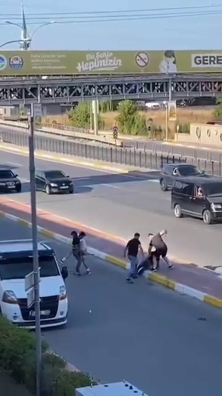 Trafikte çekiçli ve sopalı kavga kamerada