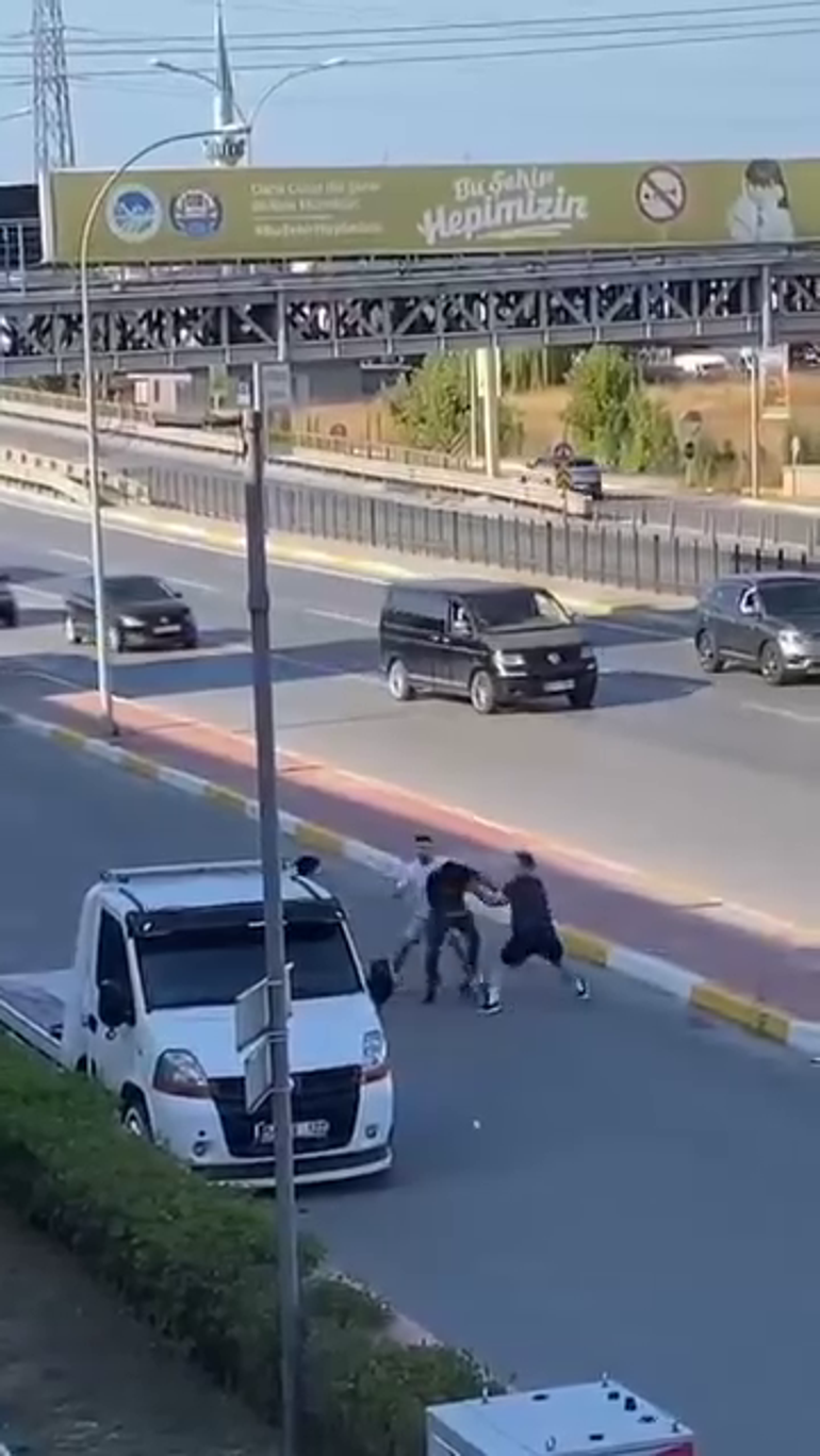 Trafikte çekiçli ve sopalı kavga kamerada