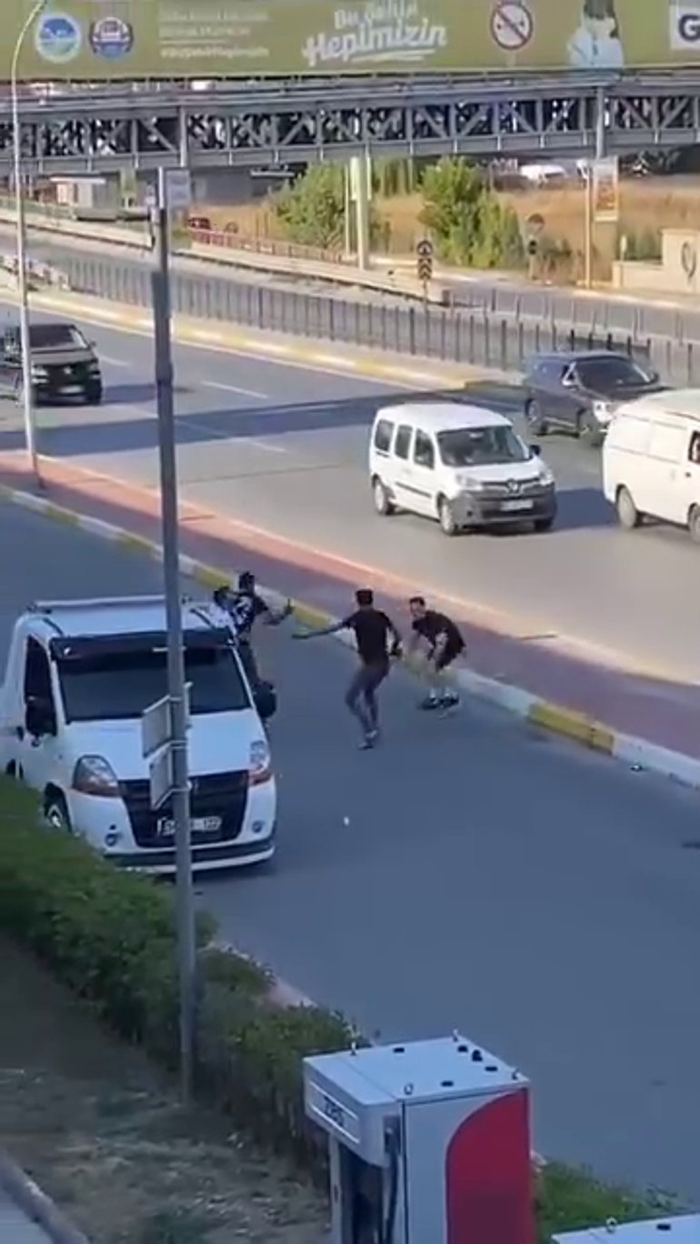 Trafikte çekiçli ve sopalı kavga kamerada