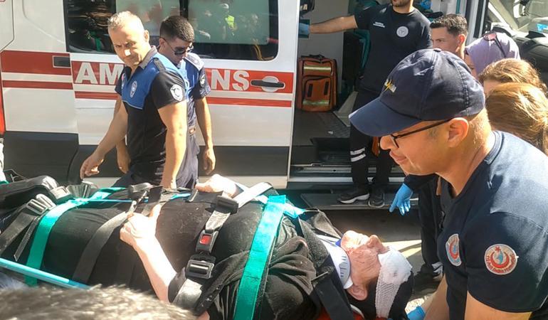 Sürücü rahatsızlanınca kamyonet, araca çarpıp mağazaya daldı; olay anı kamerada