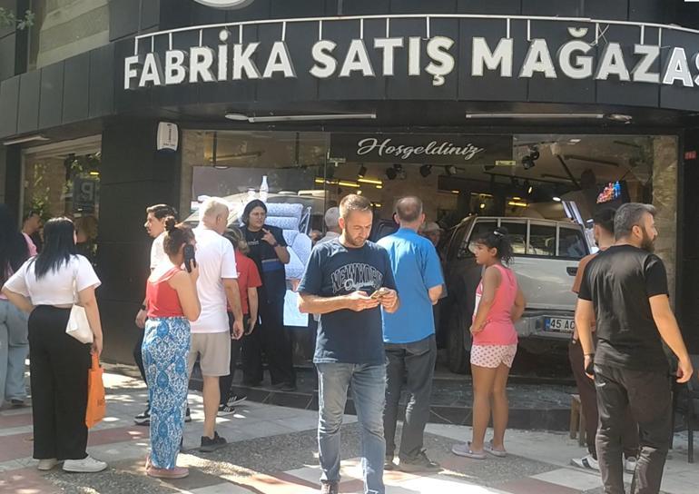 Sürücü rahatsızlanınca kamyonet, araca çarpıp mağazaya daldı; olay anı kamerada