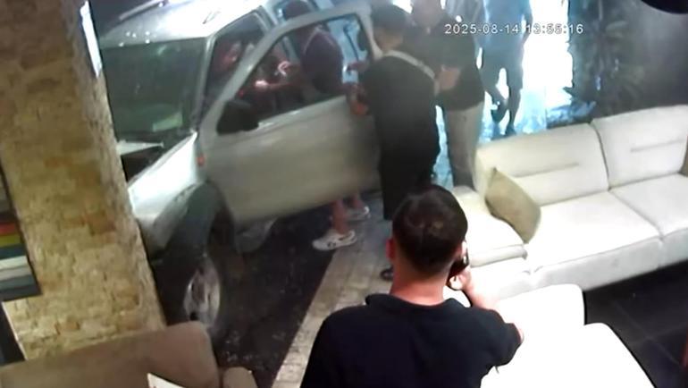 Sürücü rahatsızlanınca kamyonet, araca çarpıp mağazaya daldı; olay anı kamerada