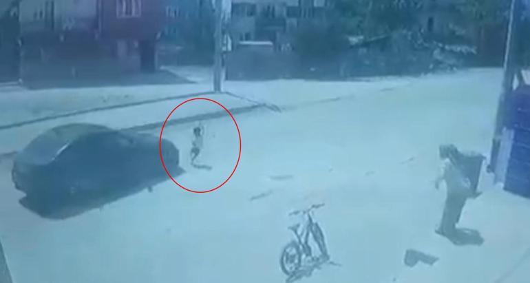 Caddeye koşarak çıkan çocuğa otomobilin çarptığı kaza kamerada