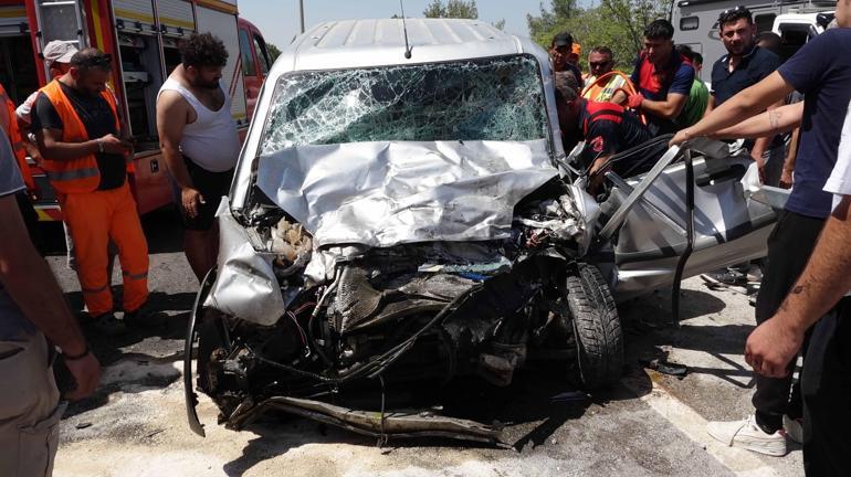 Minibüs ile hafif ticari araç çarpıştı; kayınvalide, kayınpeder ile gelin öldü, 3 yaralı