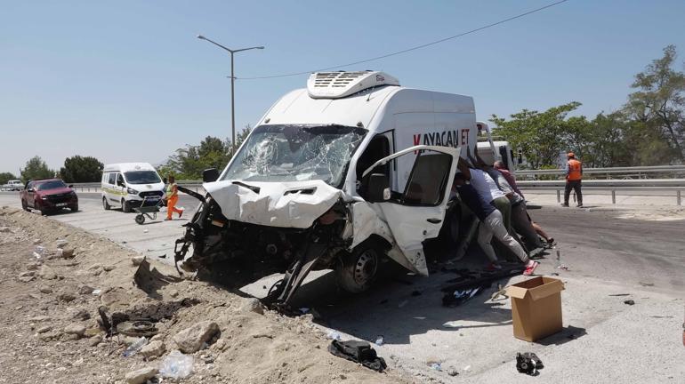 Minibüs ile hafif ticari araç çarpıştı; kayınvalide, kayınpeder ile gelin öldü, 3 yaralı
