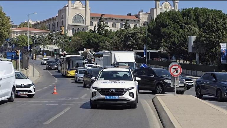 Üsküdarda ağaç seyir halindeki otomobilin üzerine devrildi