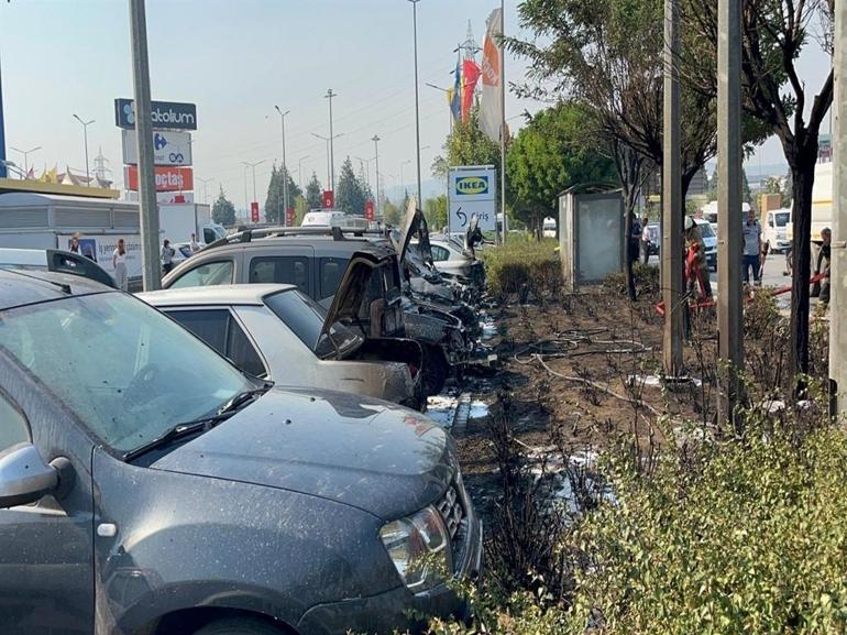 AVM’nin otoparkında çıkan yangında 8 araç zarar gördü