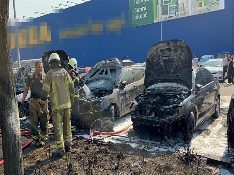 AVM’nin otoparkında çıkan yangında 8 araç zarar gördü